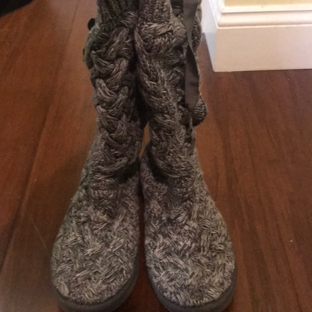 Cable knit UGGS size 9.  Great condition.